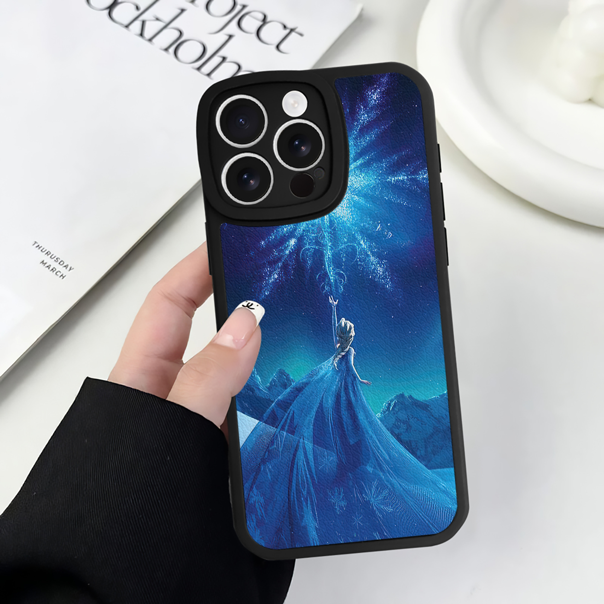 （画像用） アナと雪の女王 アンナ エルサ Frozen Anna Elsa 【iPhone 16シリーズ対応】シリコンスマホケース（レザー調） 材質：シリコン
